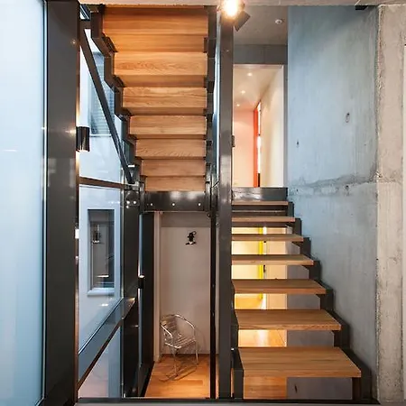 剧院小屋酒店 *
