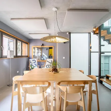 剧院小屋酒店 *